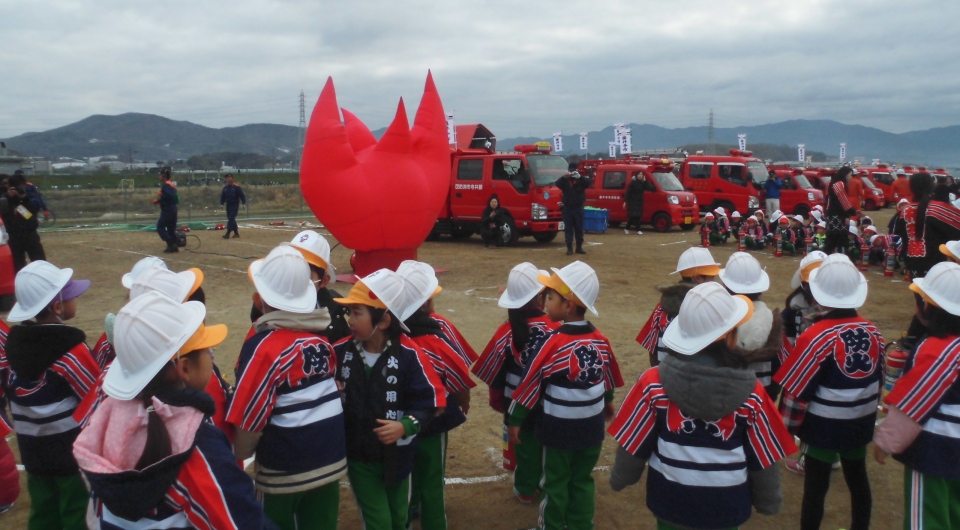 『柏羽藤消防出初式』に関西女子短期大学付属幼稚園の 年長組が参加しました