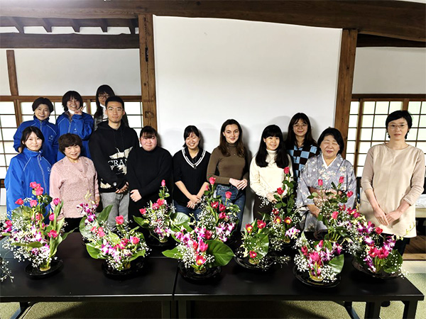 【地域連携クラブ】柏原市国際交流協会主催「伝統文化体験　生け花教室」が本学の立教館で開催されました。